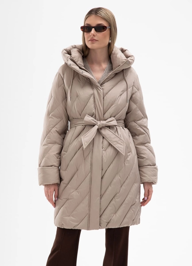 Женский пуховик бежевого цвета с капюшоном модель № 31121 универмаг малина