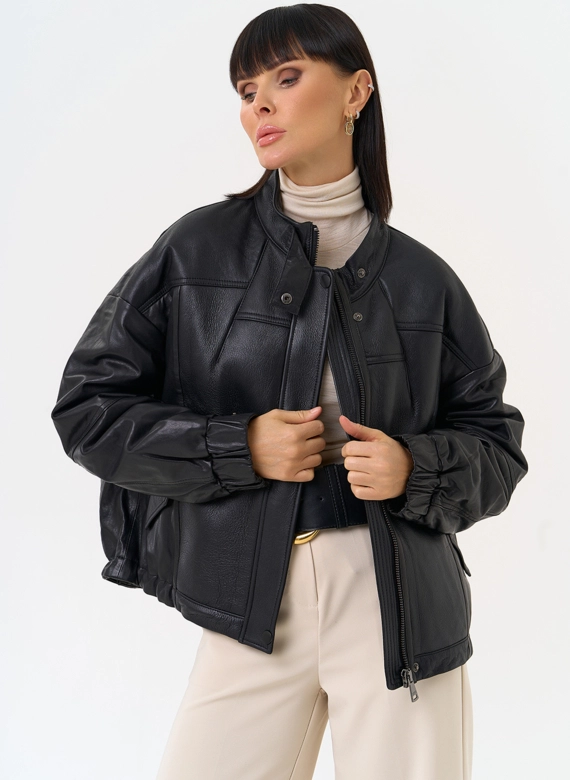 Женский пуховик из натуральной кожи черного цвета