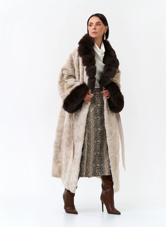 Светлая шуба из меха норки с воротником из меха песца