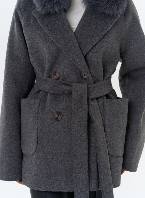 Женское утепленное пальто с отделкой из меха песца