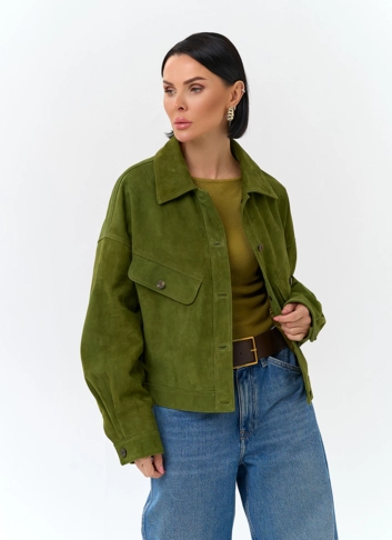 Женская куртка из натуральной замши зеленого цвета фото