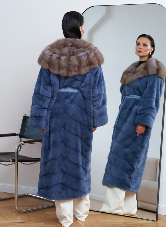 Длинная норковая шуба с капюшоном из меха куницы