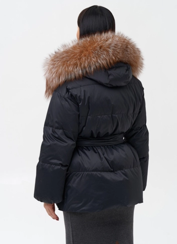 Женский пуховик с отделкой из меха лисы