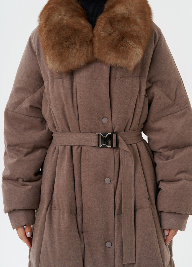 Длинный пуховик с отделкой из меха песца модель № 28835 универмаг малина