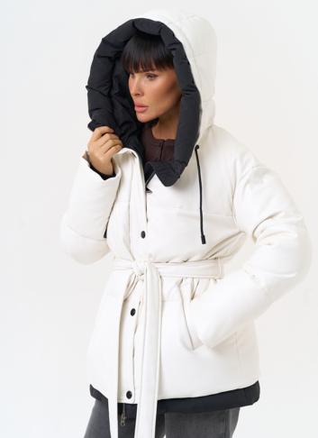 Белый пуховик из эко кожи с поясом