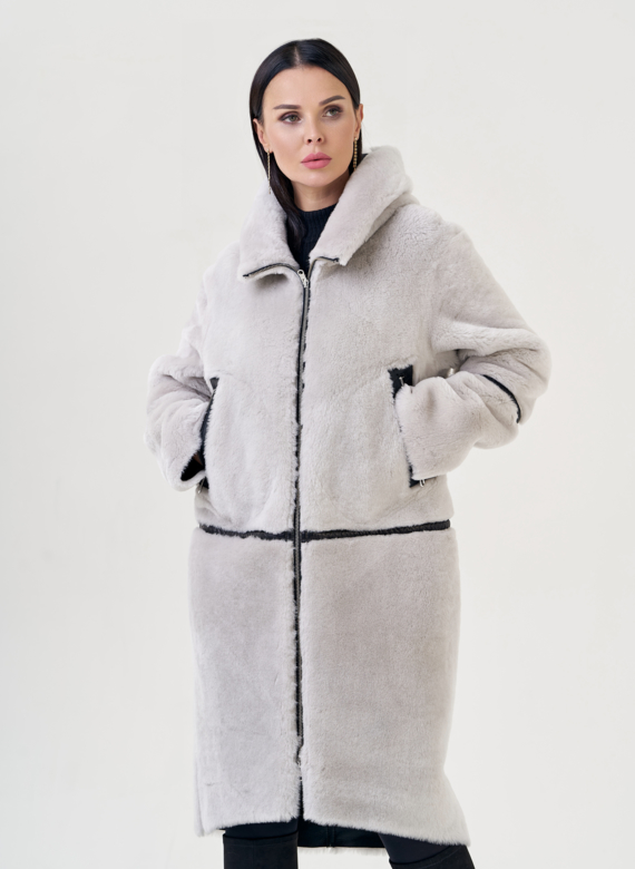 Двухсторонняя женская дубленка с капюшоном