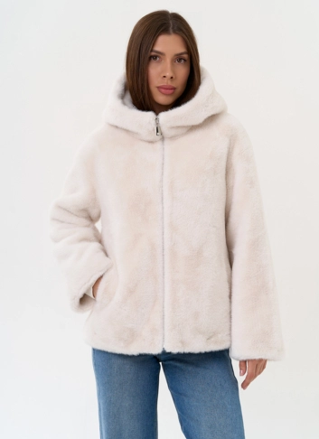 Женская куртка из эко меха с капюшоном Женская куртка из эко меха с капюшоном