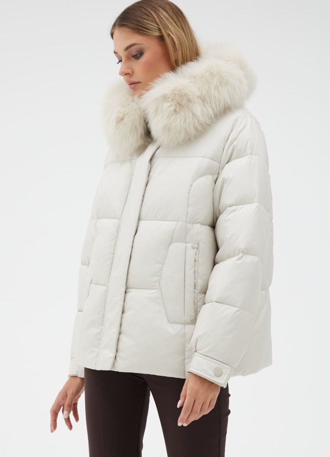 Короткий пуховик с капюшоном из меха песца модель № 31118 универмаг малина