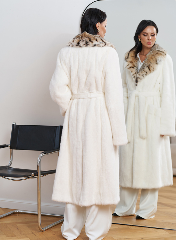Женская белая шуба из меха норки с воротником из меха рыси