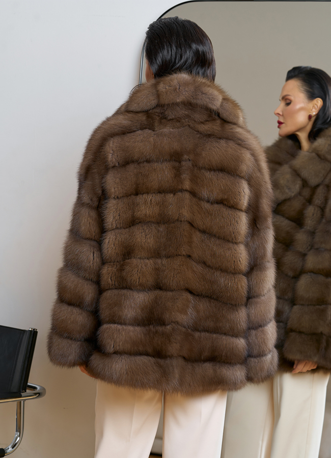 фото Женская шуба из куницы с английским воротником модель № 31770