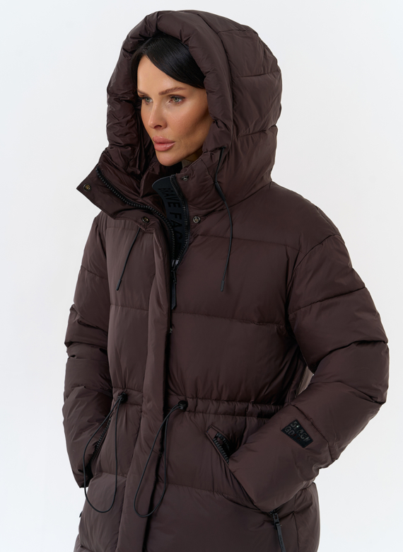 Женский пуховик коричневого цвета с капюшоном