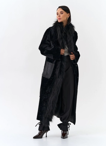 Женская дубленка с отделкой из меха лисы
